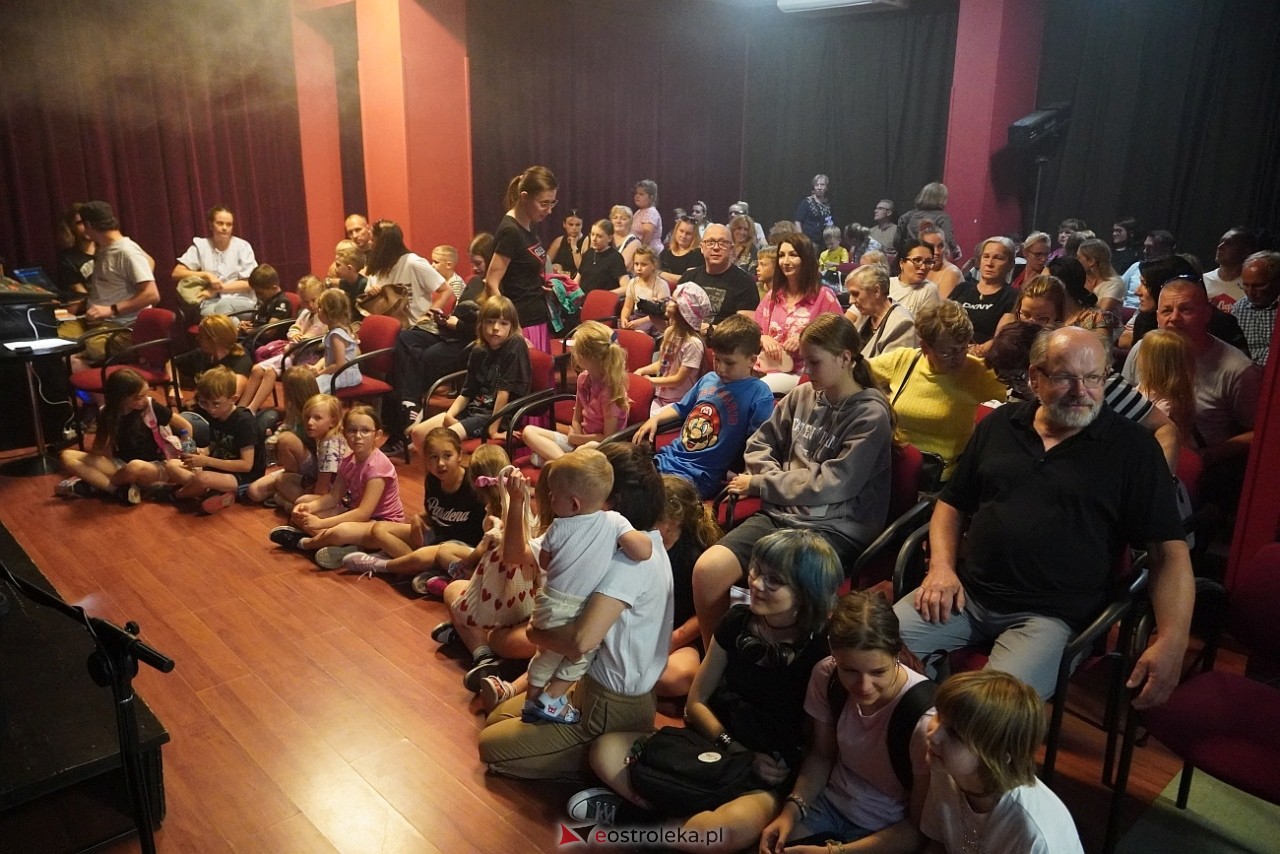 Spektakl Brzydkie kaczątko DTA Niewidzialni w Klubie OCZKO [6.06.2025] - zdjęcie #22 - eOstroleka.pl