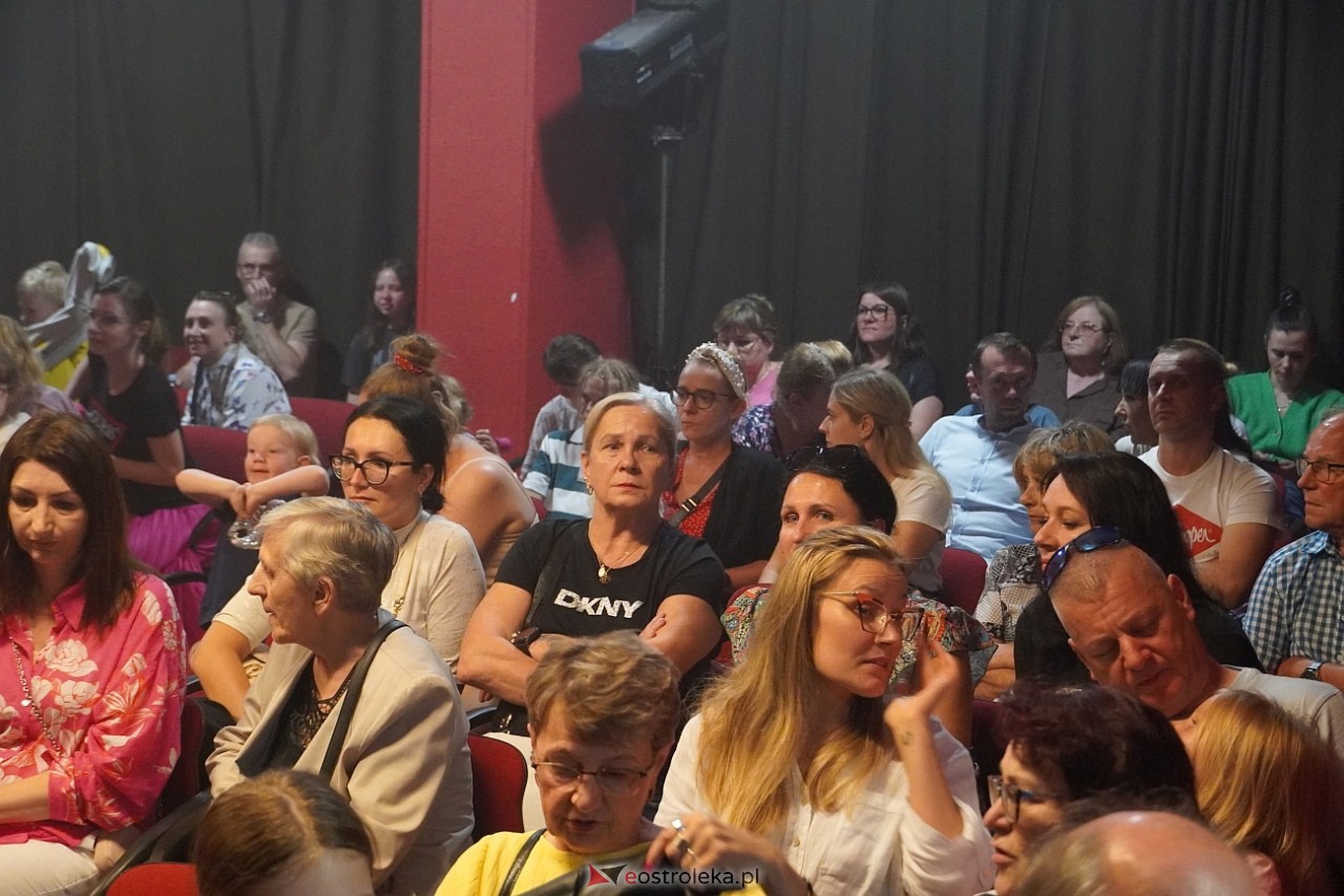 Spektakl Brzydkie kaczątko DTA Niewidzialni w Klubie OCZKO [6.06.2025] - zdjęcie #21 - eOstroleka.pl