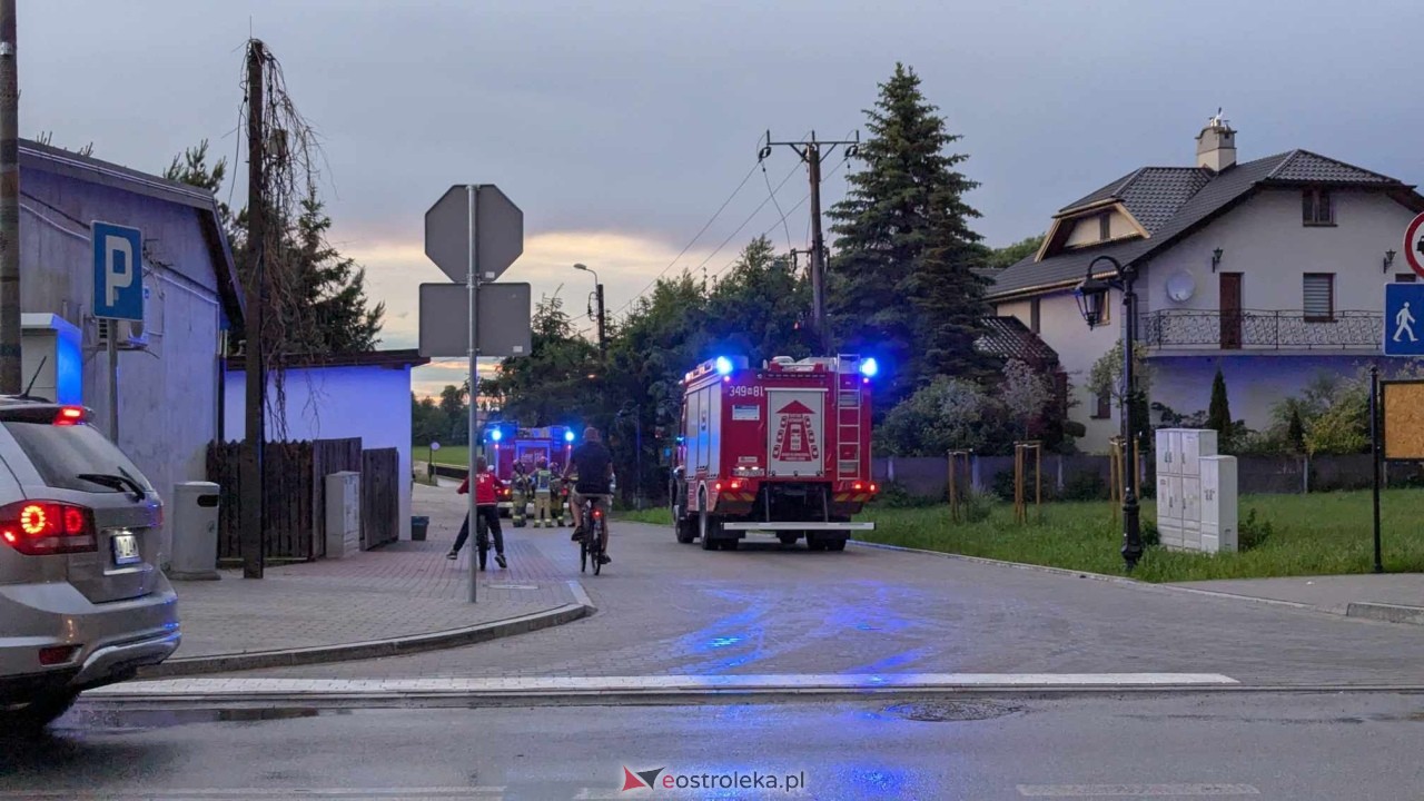 Pożar przy Czarnej Dróżce w Rzekuniu [06.06.2025] - zdjęcie #6 - eOstroleka.pl