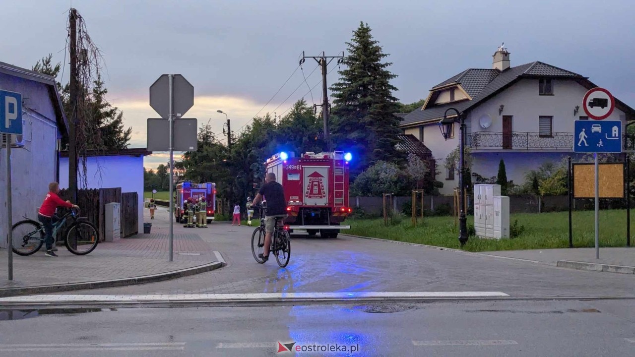 Pożar przy Czarnej Dróżce w Rzekuniu [06.06.2025] - zdjęcie #3 - eOstroleka.pl
