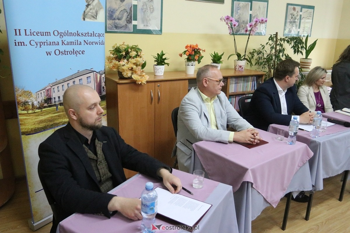 Czytanie Norwida w II LO w Ostrołęce [09.06.2025] - zdjęcie #30 - eOstroleka.pl