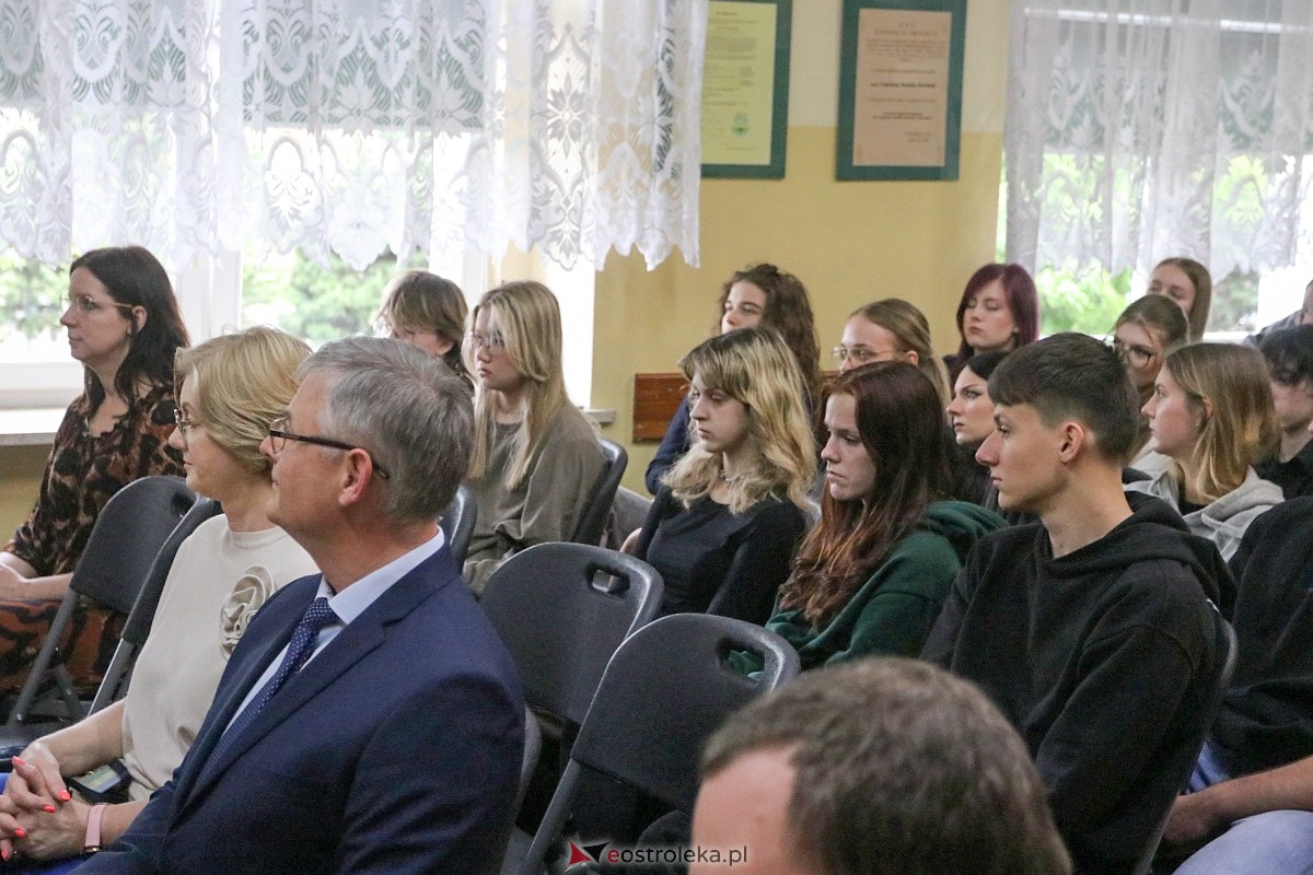 Czytanie Norwida w II LO w Ostrołęce [09.06.2025] - zdjęcie #28 - eOstroleka.pl