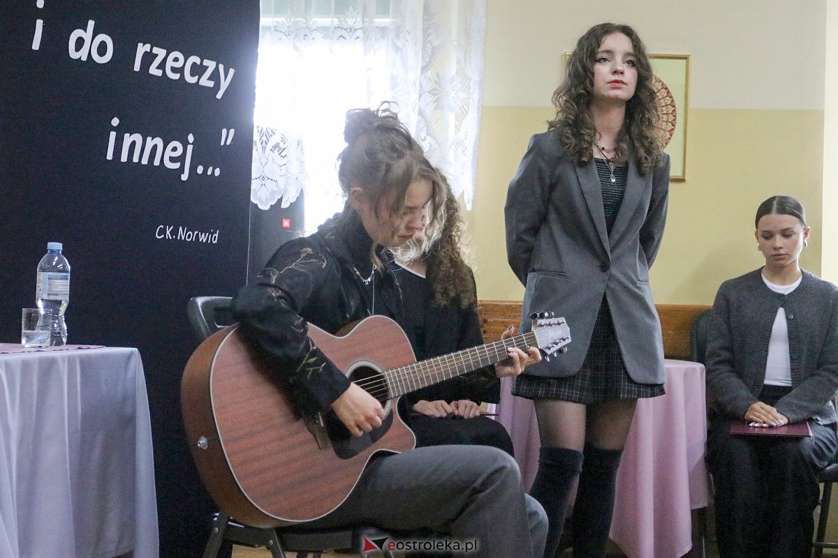 Czytanie Norwida w II LO w Ostrołęce [09.06.2025] - zdjęcie #27 - eOstroleka.pl