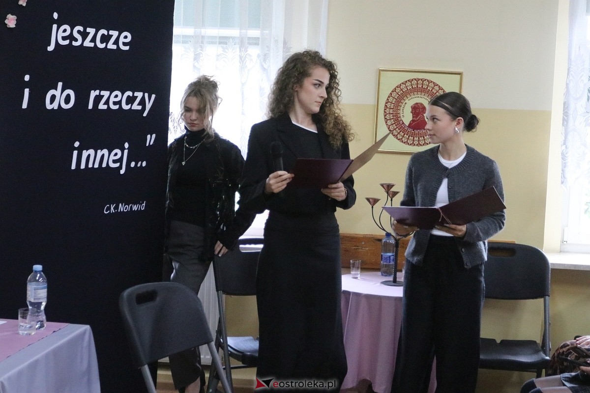 Czytanie Norwida w II LO w Ostrołęce [09.06.2025] - zdjęcie #25 - eOstroleka.pl