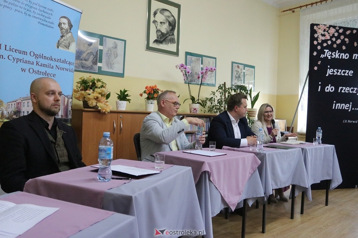 Czytanie Norwida w II LO w Ostrołęce [09.06.2025] - zdjęcie #18 - eOstroleka.pl