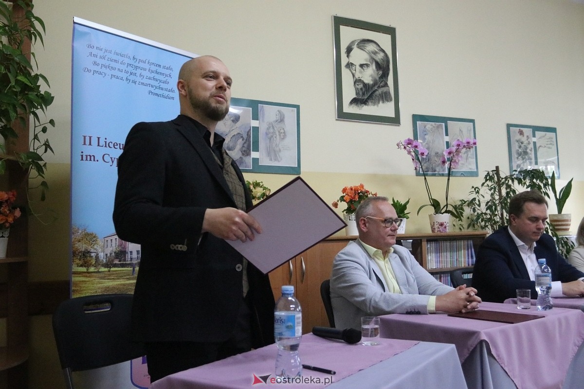 Czytanie Norwida w II LO w Ostrołęce [09.06.2025] - zdjęcie #16 - eOstroleka.pl