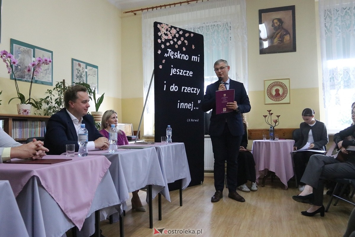 Czytanie Norwida w II LO w Ostrołęce [09.06.2025] - zdjęcie #11 - eOstroleka.pl