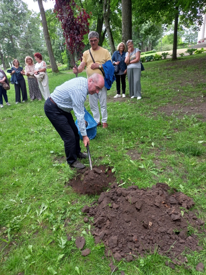 Rada seniorów z wizytą w pałacu w Brzeźnie [09.06.2025] - zdjęcie #25 - eOstroleka.pl