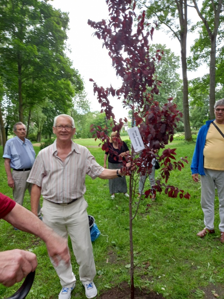 Rada seniorów z wizytą w pałacu w Brzeźnie [09.06.2025] - zdjęcie #24 - eOstroleka.pl