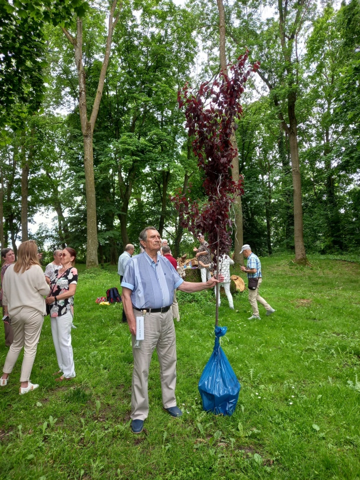Rada seniorów z wizytą w pałacu w Brzeźnie [09.06.2025] - zdjęcie #22 - eOstroleka.pl