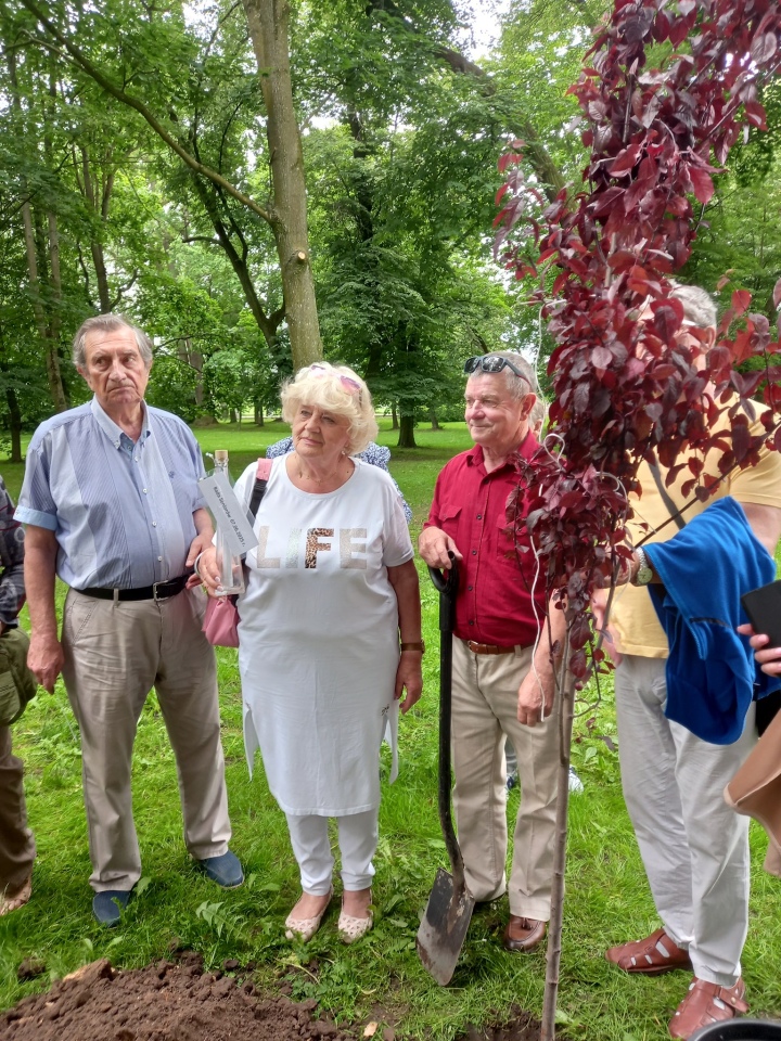 Rada seniorów z wizytą w pałacu w Brzeźnie [09.06.2025] - zdjęcie #21 - eOstroleka.pl