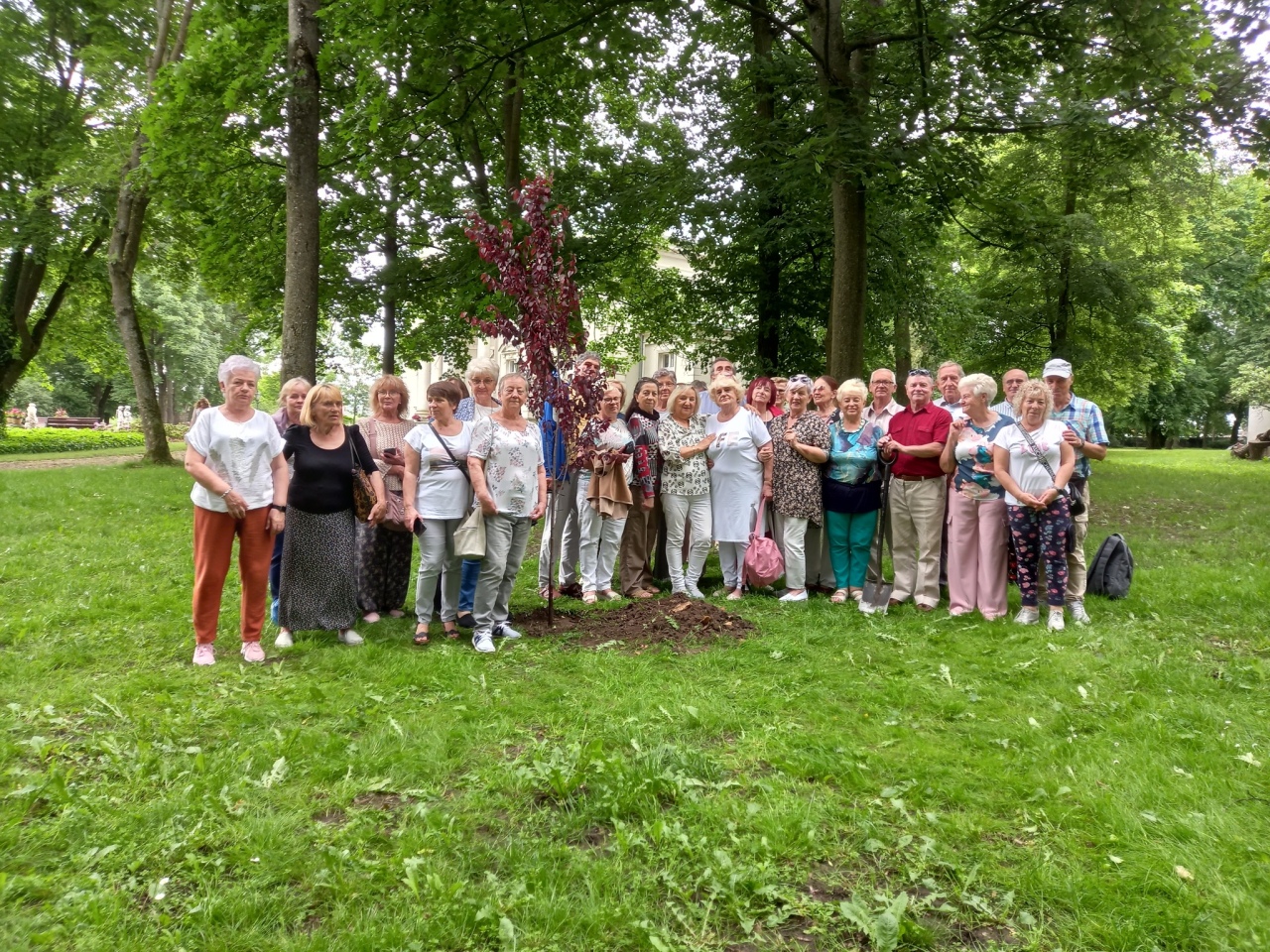 Rada seniorów z wizytą w pałacu w Brzeźnie [09.06.2025] - zdjęcie #19 - eOstroleka.pl