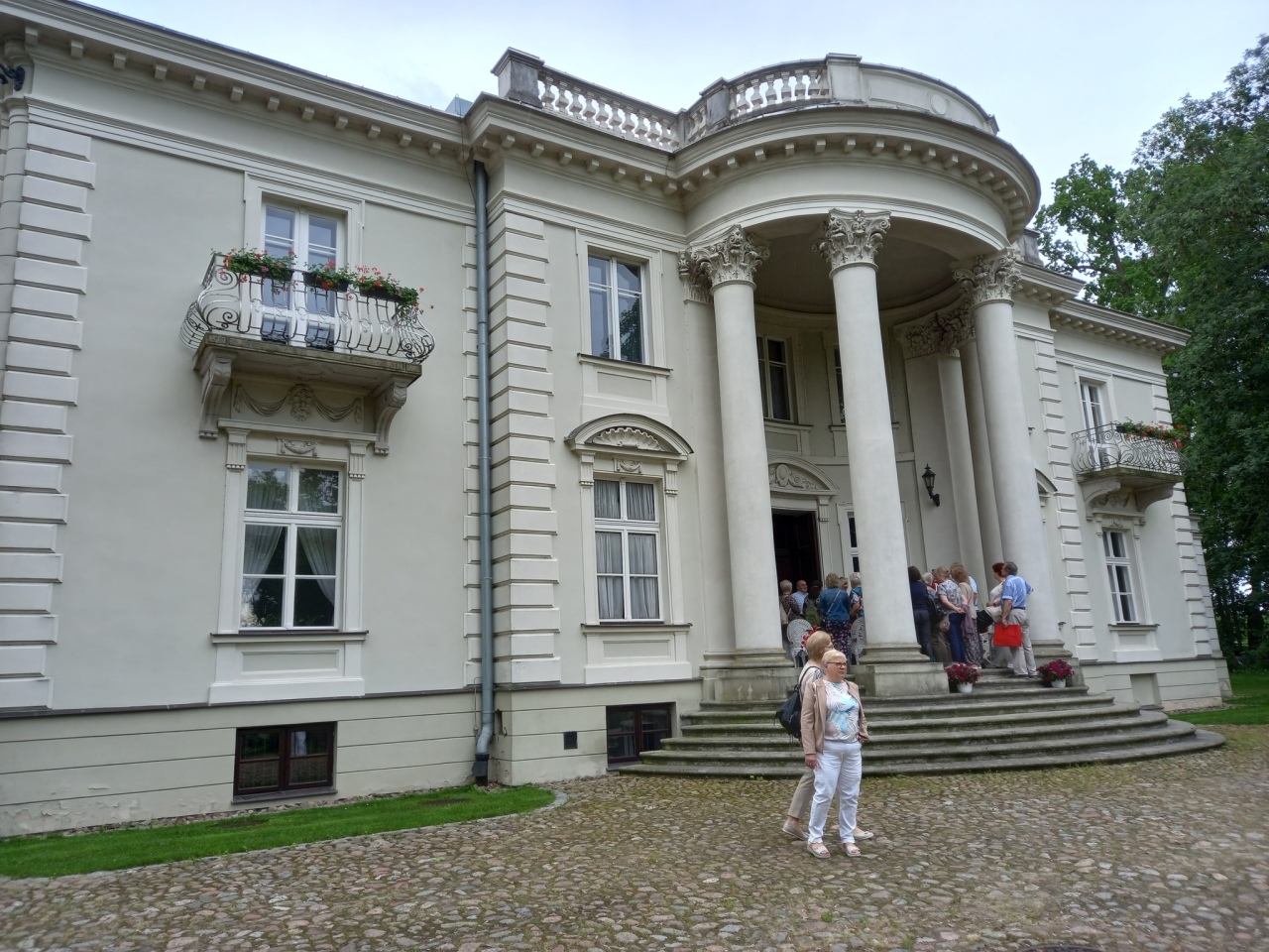 Rada seniorów z wizytą w pałacu w Brzeźnie [09.06.2025] - zdjęcie #18 - eOstroleka.pl