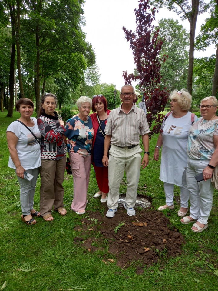 Rada seniorów z wizytą w pałacu w Brzeźnie [09.06.2025] - zdjęcie #17 - eOstroleka.pl