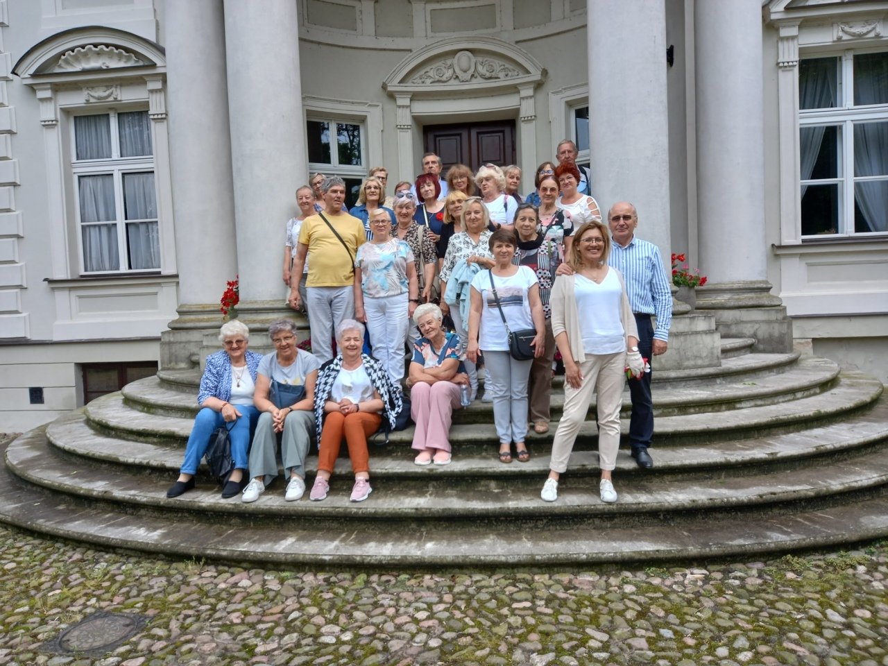 Rada seniorów z wizytą w pałacu w Brzeźnie [09.06.2025] - zdjęcie #16 - eOstroleka.pl