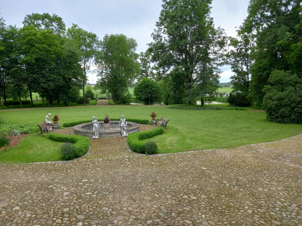 Rada seniorów z wizytą w pałacu w Brzeźnie [09.06.2025] - zdjęcie #15 - eOstroleka.pl