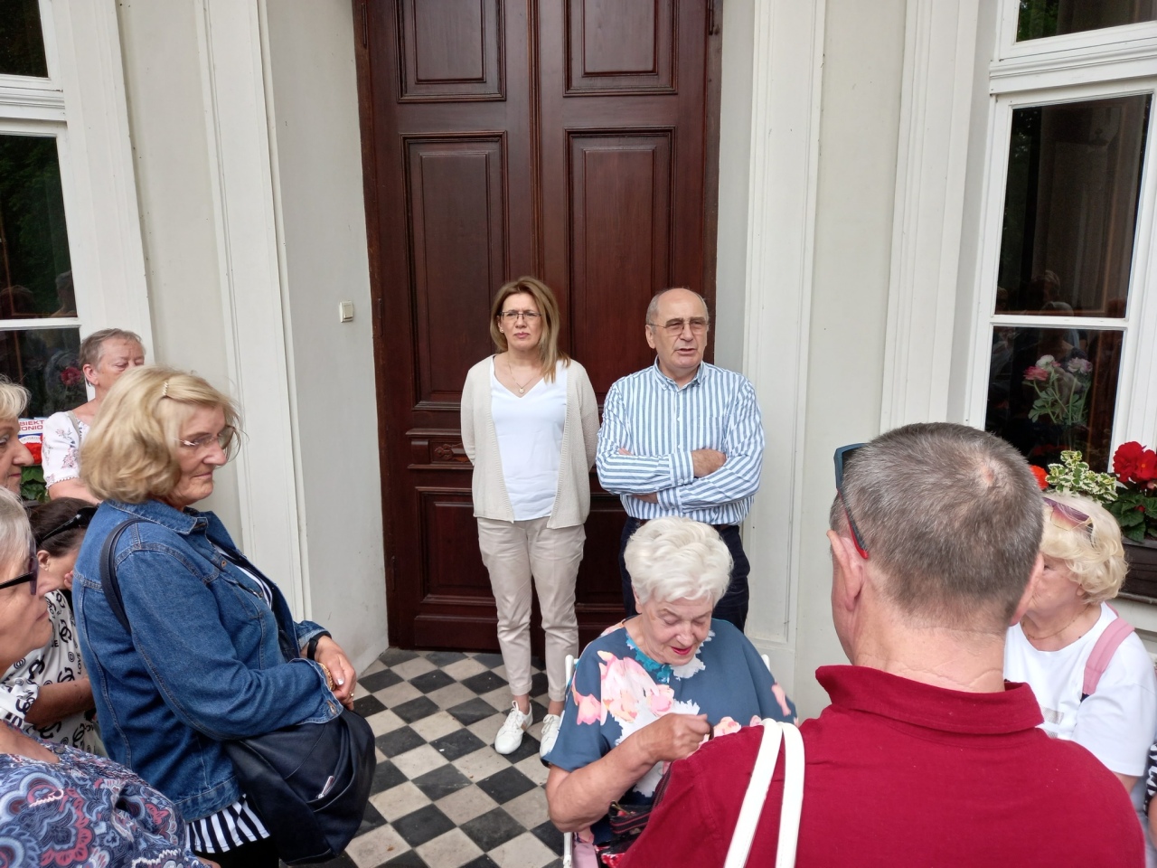 Rada seniorów z wizytą w pałacu w Brzeźnie [09.06.2025] - zdjęcie #13 - eOstroleka.pl