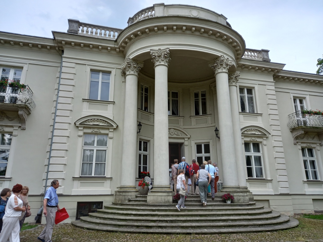 Rada seniorów z wizytą w pałacu w Brzeźnie [09.06.2025] - zdjęcie #12 - eOstroleka.pl