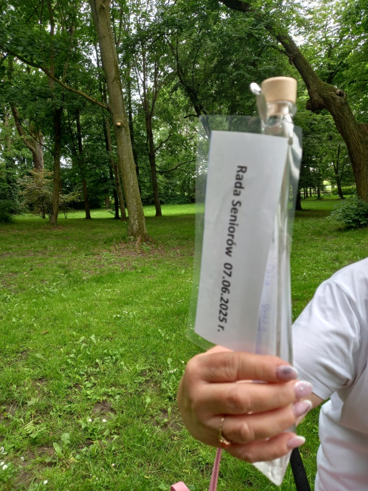 Rada seniorów z wizytą w pałacu w Brzeźnie [09.06.2025] - zdjęcie #11 - eOstroleka.pl