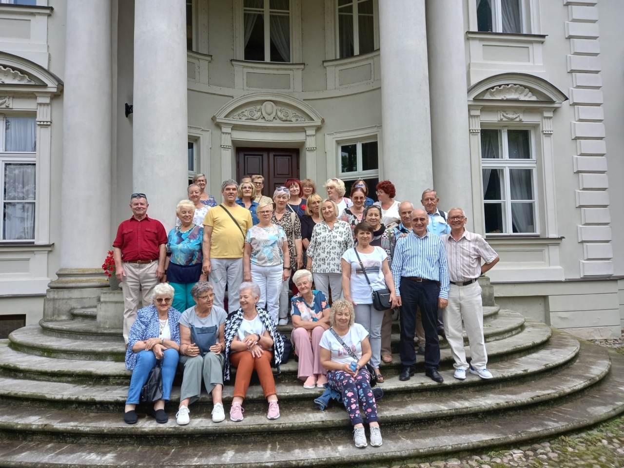 Rada seniorów z wizytą w pałacu w Brzeźnie [09.06.2025] - zdjęcie #6 - eOstroleka.pl