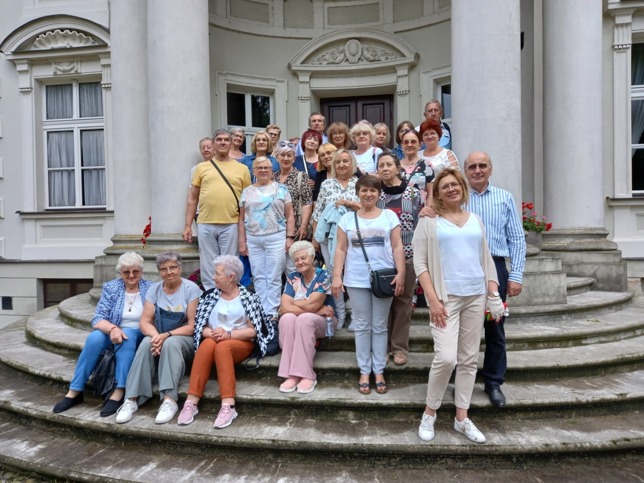 Rada seniorów z wizytą w pałacu w Brzeźnie [09.06.2025] - zdjęcie #5 - eOstroleka.pl