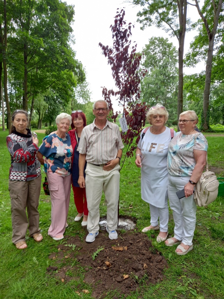 Rada seniorów z wizytą w pałacu w Brzeźnie [09.06.2025] - zdjęcie #3 - eOstroleka.pl