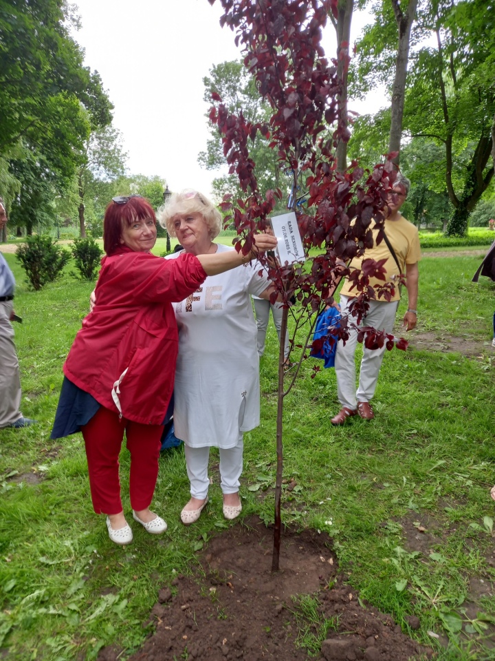Rada seniorów z wizytą w pałacu w Brzeźnie [09.06.2025] - zdjęcie #2 - eOstroleka.pl