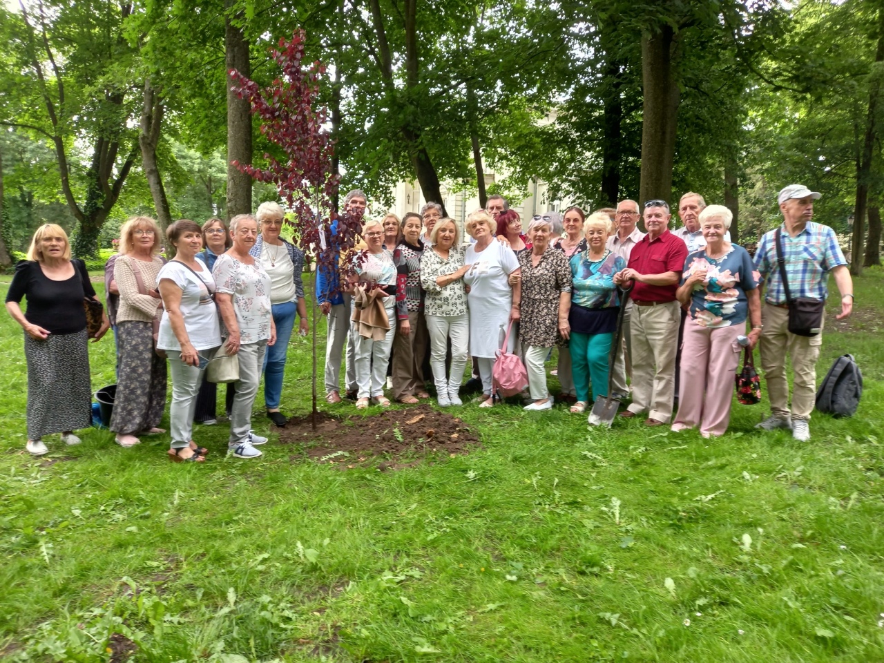 Rada seniorów z wizytą w pałacu w Brzeźnie [09.06.2025] - zdjęcie #1 - eOstroleka.pl