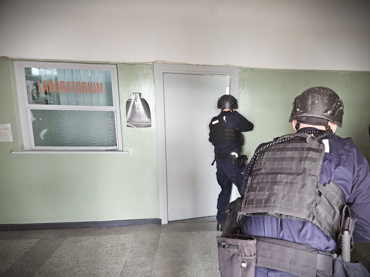 Ćwiczenia policji w starym szpitalu i w Gocłach [12.06.2025] - zdjęcie #15 - eOstroleka.pl