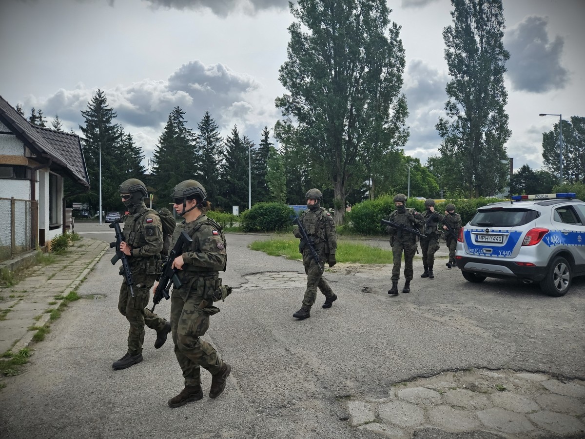 Ćwiczenia policji w starym szpitalu i w Gocłach [12.06.2025] - zdjęcie #5 - eOstroleka.pl