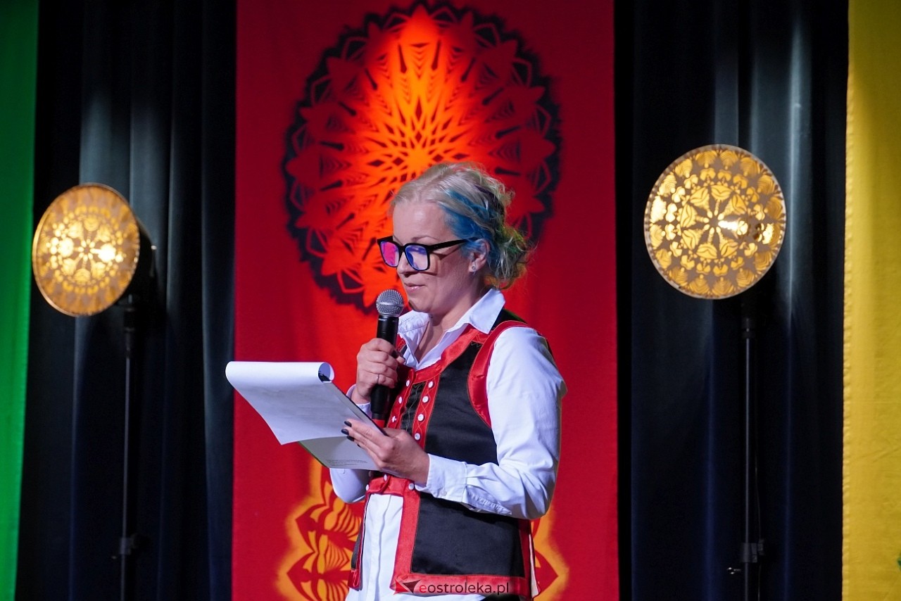 Wesele Kurpiowskie - Festiwal Folkloru Weselnego: Spotkanie Kurpiów Kurpśe w kómpańïjï i „Wypyty” w wykonaniu Teatru Obrzędowego „Carniacy” z Czarni [13.06.2025] - zdjęcie #64 - eOstroleka.pl