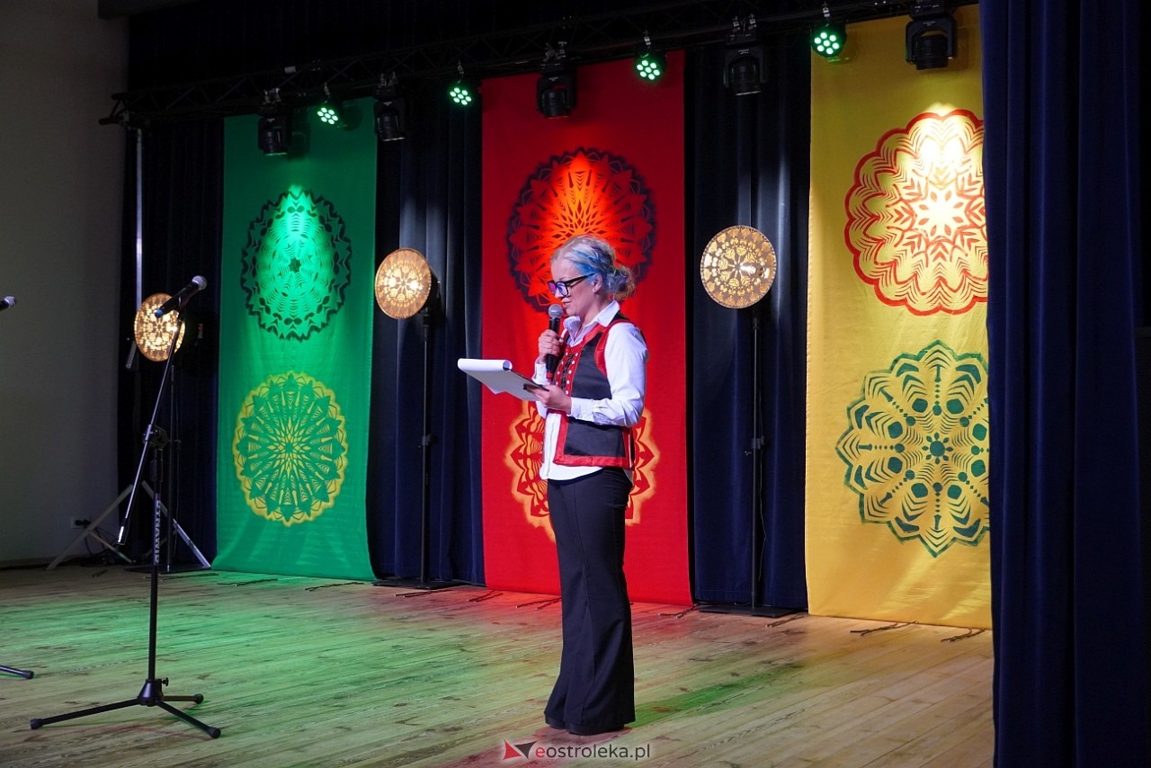 Wesele Kurpiowskie - Festiwal Folkloru Weselnego: Spotkanie Kurpiów Kurpśe w kómpańïjï i „Wypyty” w wykonaniu Teatru Obrzędowego „Carniacy” z Czarni [13.06.2025] - zdjęcie #63 - eOstroleka.pl