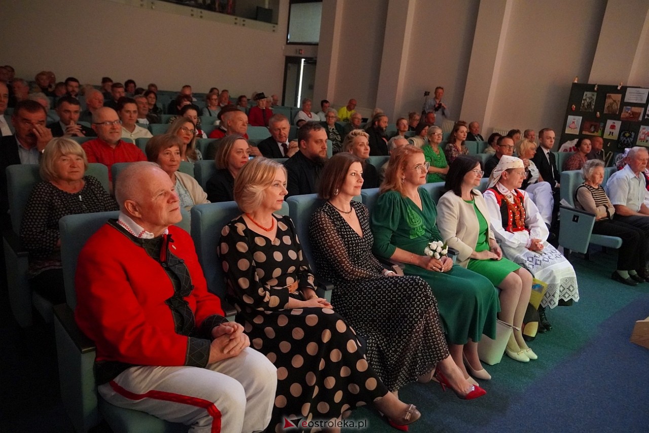 Wesele Kurpiowskie - Festiwal Folkloru Weselnego: Spotkanie Kurpiów Kurpśe w kómpańïjï i „Wypyty” w wykonaniu Teatru Obrzędowego „Carniacy” z Czarni [13.06.2025] - zdjęcie #62 - eOstroleka.pl