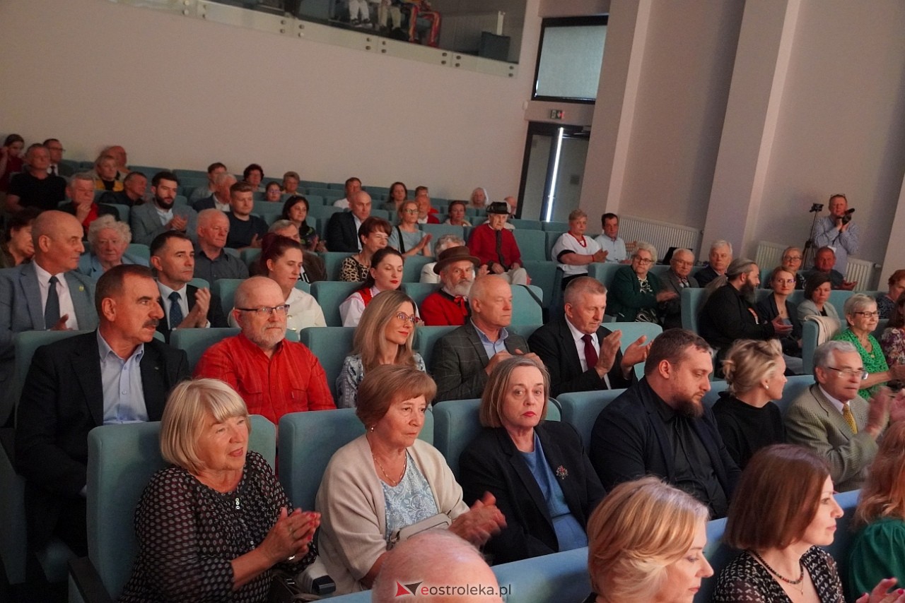 Wesele Kurpiowskie - Festiwal Folkloru Weselnego: Spotkanie Kurpiów Kurpśe w kómpańïjï i „Wypyty” w wykonaniu Teatru Obrzędowego „Carniacy” z Czarni [13.06.2025] - zdjęcie #61 - eOstroleka.pl