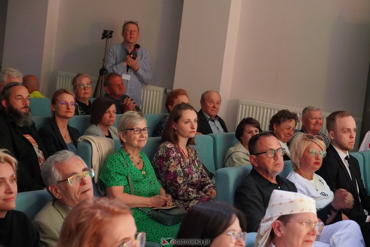 Wesele Kurpiowskie - Festiwal Folkloru Weselnego: Spotkanie Kurpiów Kurpśe w kómpańïjï i „Wypyty” w wykonaniu Teatru Obrzędowego „Carniacy” z Czarni [13.06.2025] - zdjęcie #60 - eOstroleka.pl