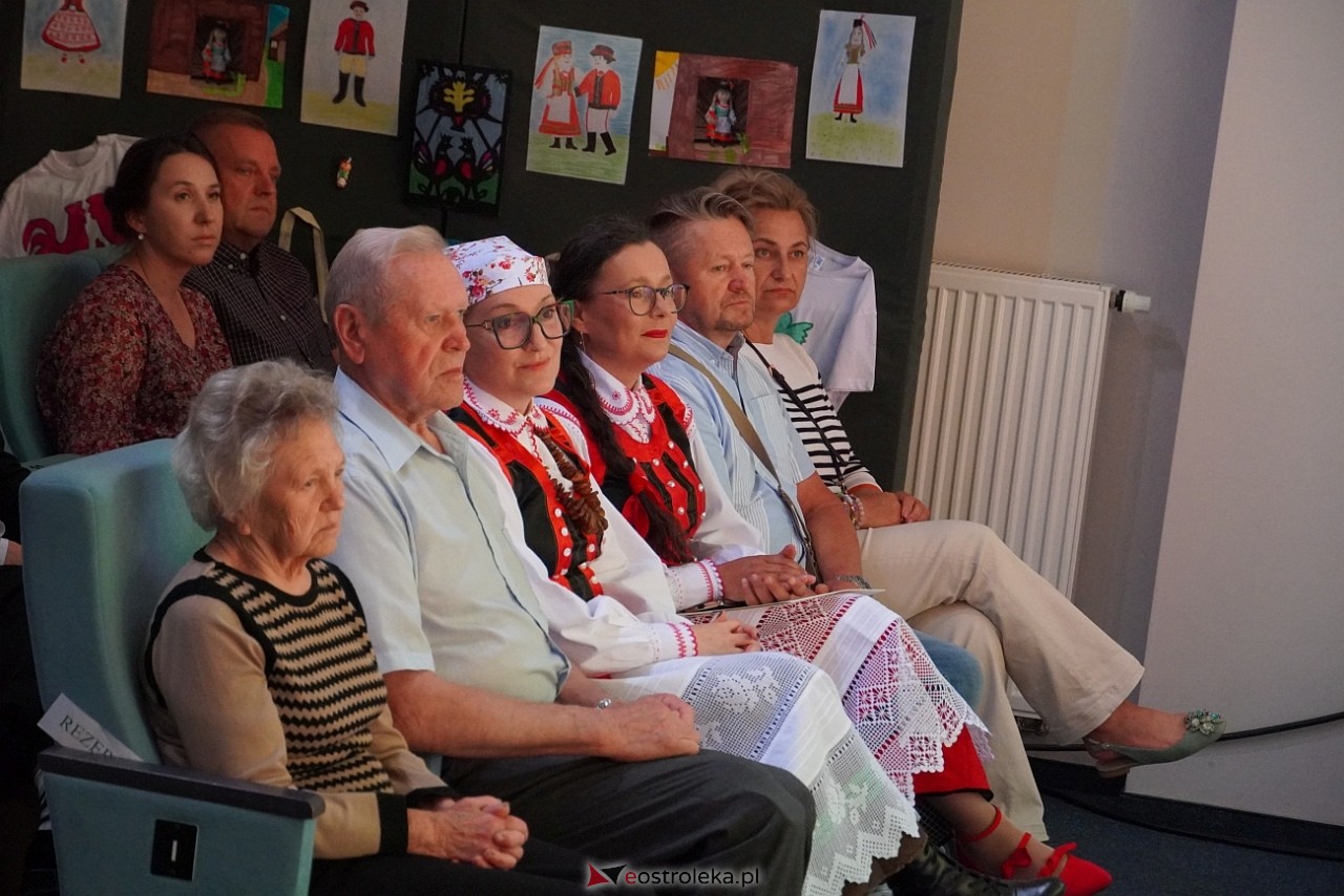 Wesele Kurpiowskie - Festiwal Folkloru Weselnego: Spotkanie Kurpiów Kurpśe w kómpańïjï i „Wypyty” w wykonaniu Teatru Obrzędowego „Carniacy” z Czarni [13.06.2025] - zdjęcie #58 - eOstroleka.pl