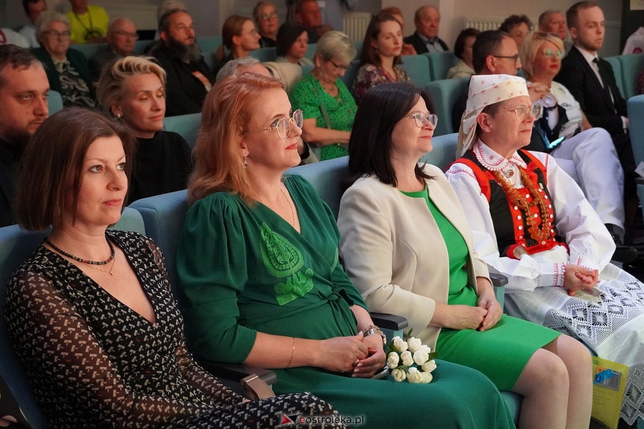 Wesele Kurpiowskie - Festiwal Folkloru Weselnego: Spotkanie Kurpiów Kurpśe w kómpańïjï i „Wypyty” w wykonaniu Teatru Obrzędowego „Carniacy” z Czarni [13.06.2025] - zdjęcie #57 - eOstroleka.pl