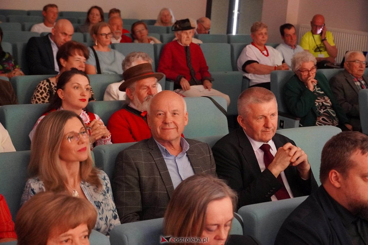 Wesele Kurpiowskie - Festiwal Folkloru Weselnego: Spotkanie Kurpiów Kurpśe w kómpańïjï i „Wypyty” w wykonaniu Teatru Obrzędowego „Carniacy” z Czarni [13.06.2025] - zdjęcie #56 - eOstroleka.pl