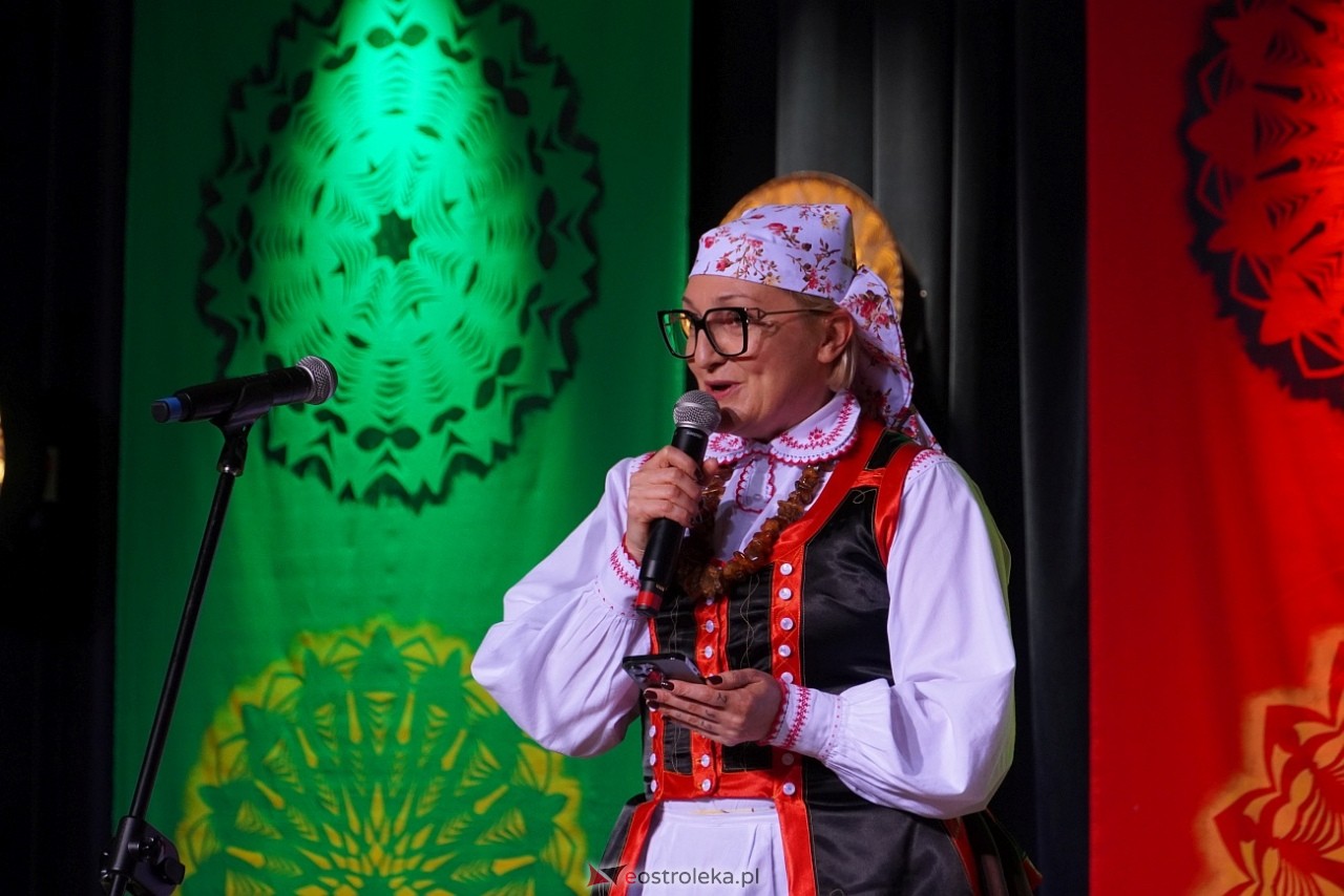 Wesele Kurpiowskie - Festiwal Folkloru Weselnego: Spotkanie Kurpiów Kurpśe w kómpańïjï i „Wypyty” w wykonaniu Teatru Obrzędowego „Carniacy” z Czarni [13.06.2025] - zdjęcie #55 - eOstroleka.pl