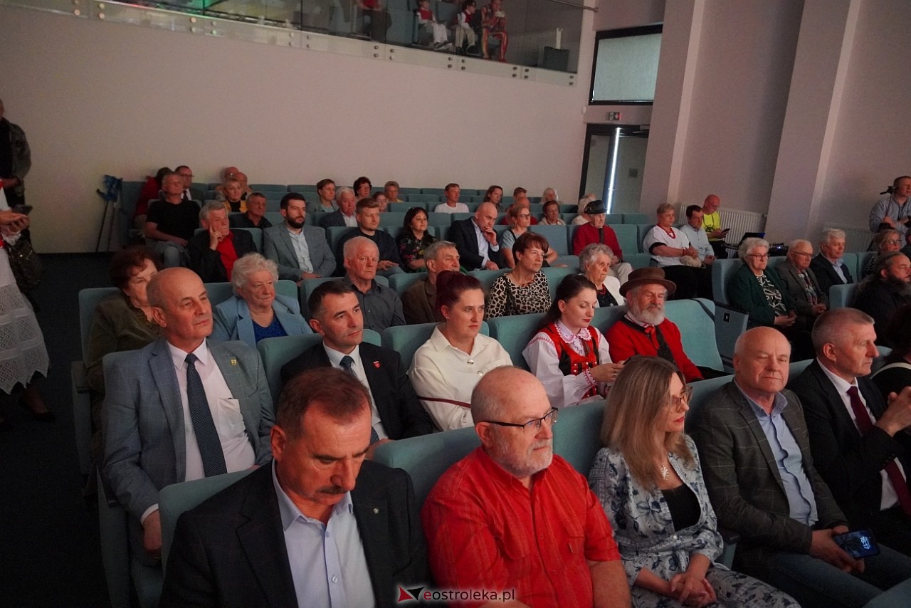 Wesele Kurpiowskie - Festiwal Folkloru Weselnego: Spotkanie Kurpiów Kurpśe w kómpańïjï i „Wypyty” w wykonaniu Teatru Obrzędowego „Carniacy” z Czarni [13.06.2025] - zdjęcie #53 - eOstroleka.pl