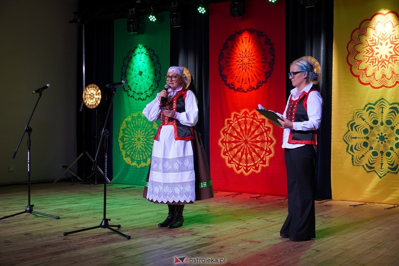 Wesele Kurpiowskie - Festiwal Folkloru Weselnego: Spotkanie Kurpiów Kurpśe w kómpańïjï i „Wypyty” w wykonaniu Teatru Obrzędowego „Carniacy” z Czarni [13.06.2025] - zdjęcie #52 - eOstroleka.pl
