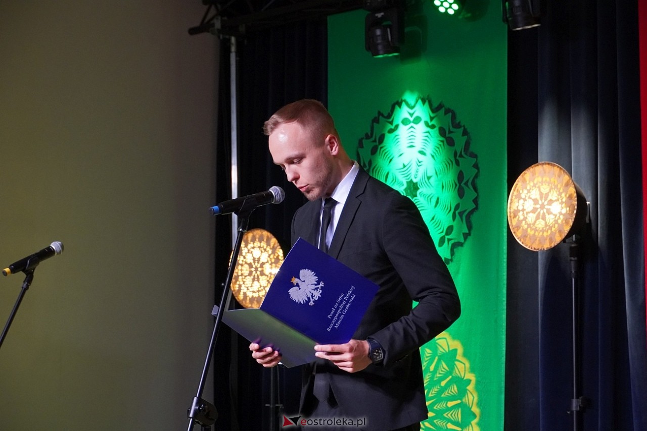 Wesele Kurpiowskie - Festiwal Folkloru Weselnego: Spotkanie Kurpiów Kurpśe w kómpańïjï i „Wypyty” w wykonaniu Teatru Obrzędowego „Carniacy” z Czarni [13.06.2025] - zdjęcie #50 - eOstroleka.pl