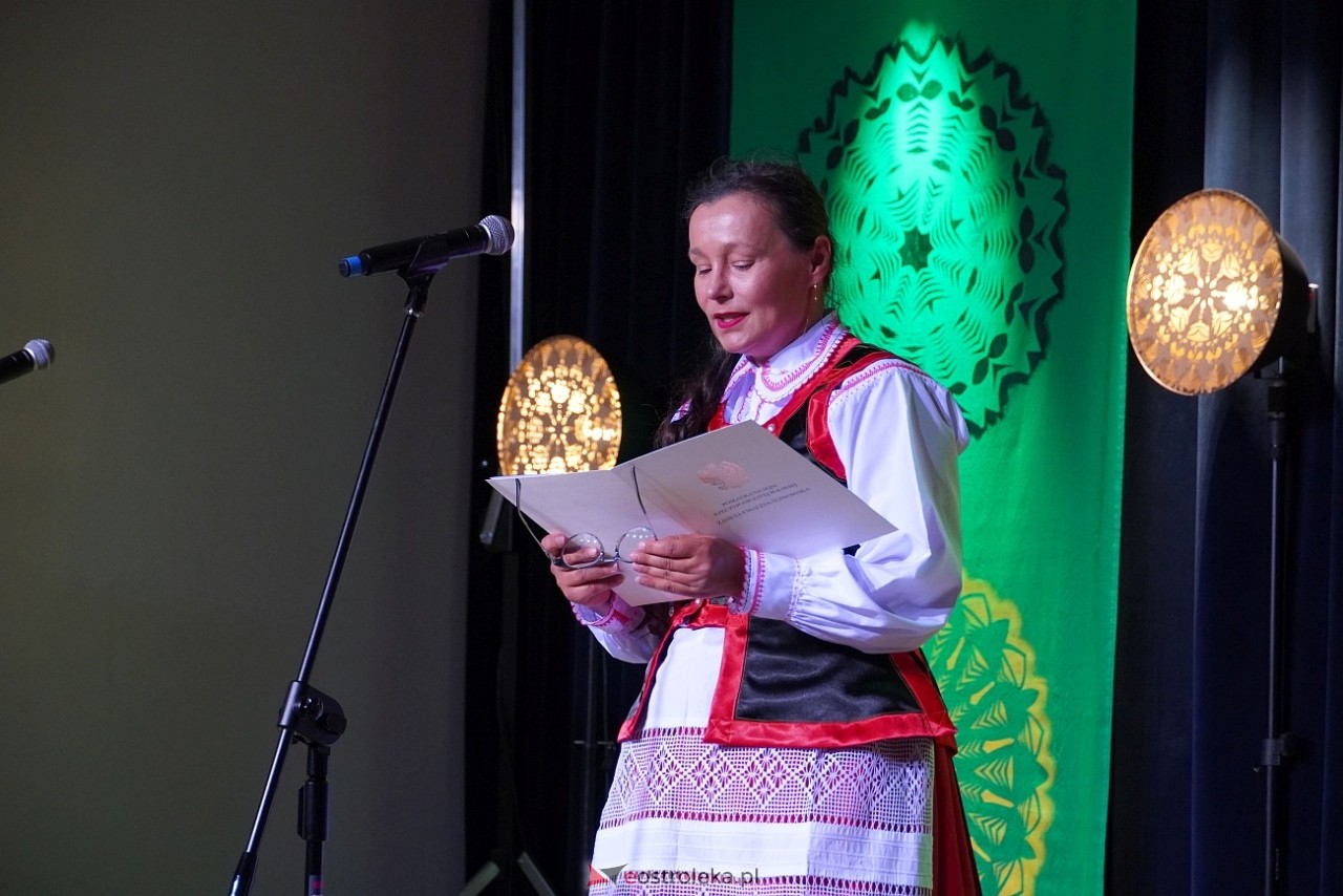 Wesele Kurpiowskie - Festiwal Folkloru Weselnego: Spotkanie Kurpiów Kurpśe w kómpańïjï i „Wypyty” w wykonaniu Teatru Obrzędowego „Carniacy” z Czarni [13.06.2025] - zdjęcie #49 - eOstroleka.pl