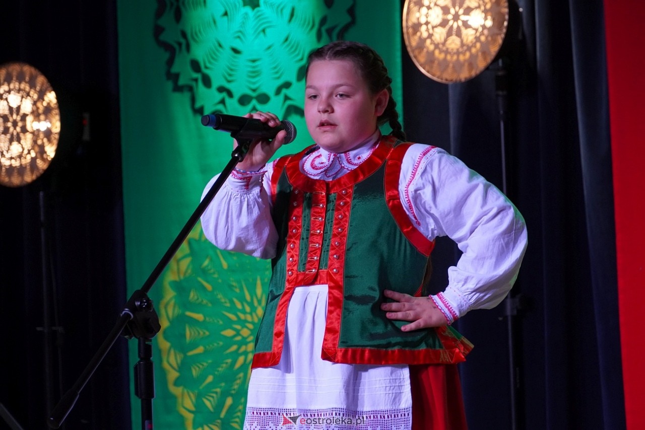 Wesele Kurpiowskie - Festiwal Folkloru Weselnego: Spotkanie Kurpiów Kurpśe w kómpańïjï i „Wypyty” w wykonaniu Teatru Obrzędowego „Carniacy” z Czarni [13.06.2025] - zdjęcie #46 - eOstroleka.pl