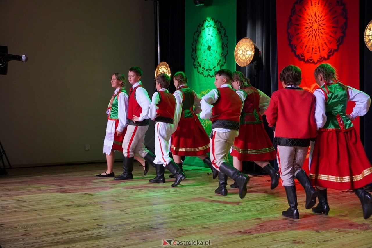 Wesele Kurpiowskie - Festiwal Folkloru Weselnego: Spotkanie Kurpiów Kurpśe w kómpańïjï i „Wypyty” w wykonaniu Teatru Obrzędowego „Carniacy” z Czarni [13.06.2025] - zdjęcie #44 - eOstroleka.pl