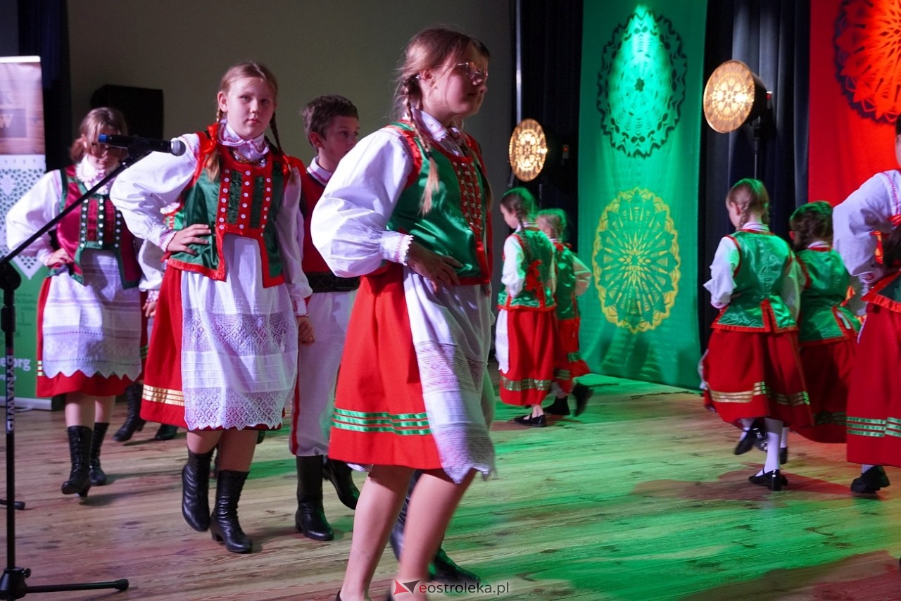 Wesele Kurpiowskie - Festiwal Folkloru Weselnego: Spotkanie Kurpiów Kurpśe w kómpańïjï i „Wypyty” w wykonaniu Teatru Obrzędowego „Carniacy” z Czarni [13.06.2025] - zdjęcie #43 - eOstroleka.pl