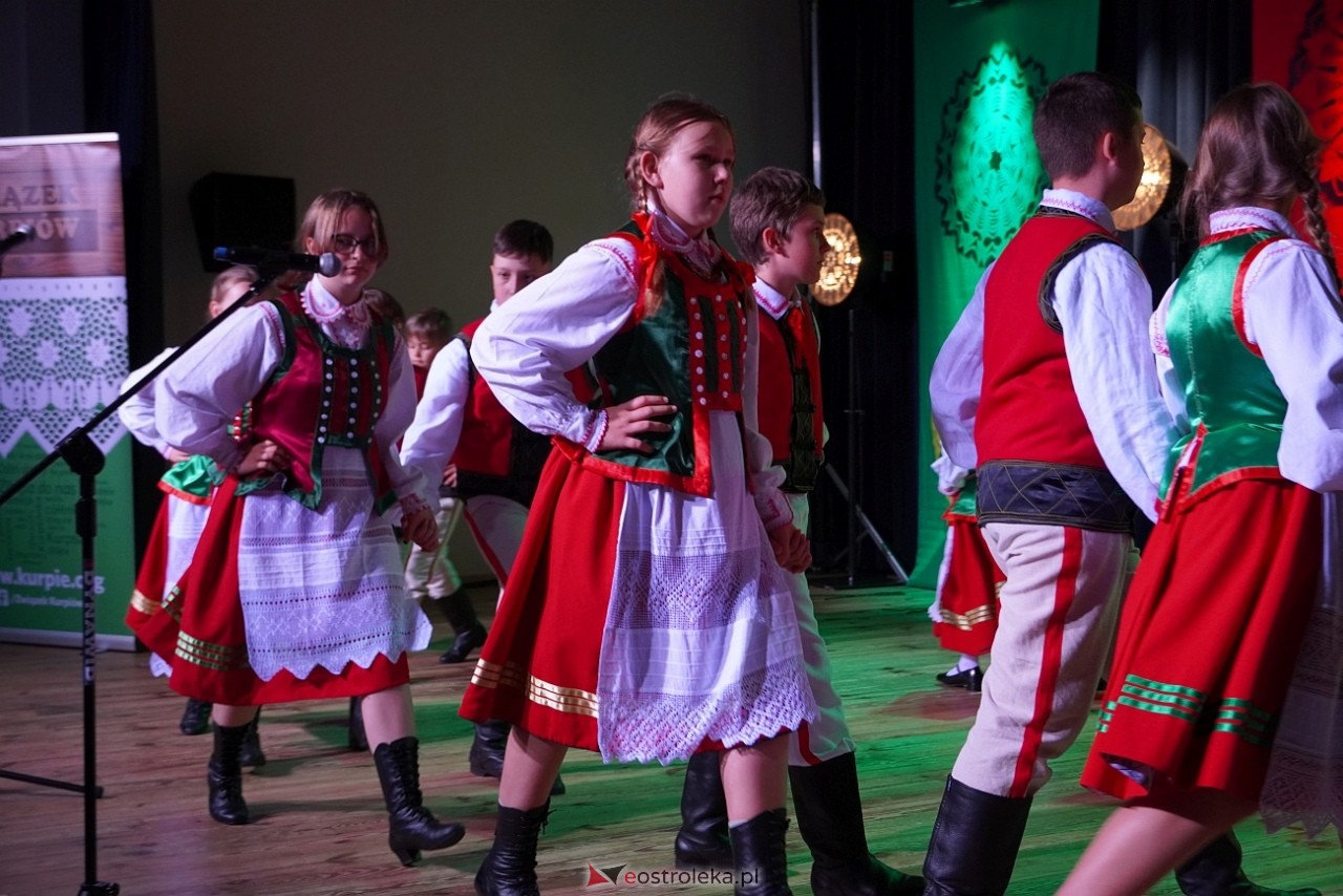 Wesele Kurpiowskie - Festiwal Folkloru Weselnego: Spotkanie Kurpiów Kurpśe w kómpańïjï i „Wypyty” w wykonaniu Teatru Obrzędowego „Carniacy” z Czarni [13.06.2025] - zdjęcie #42 - eOstroleka.pl