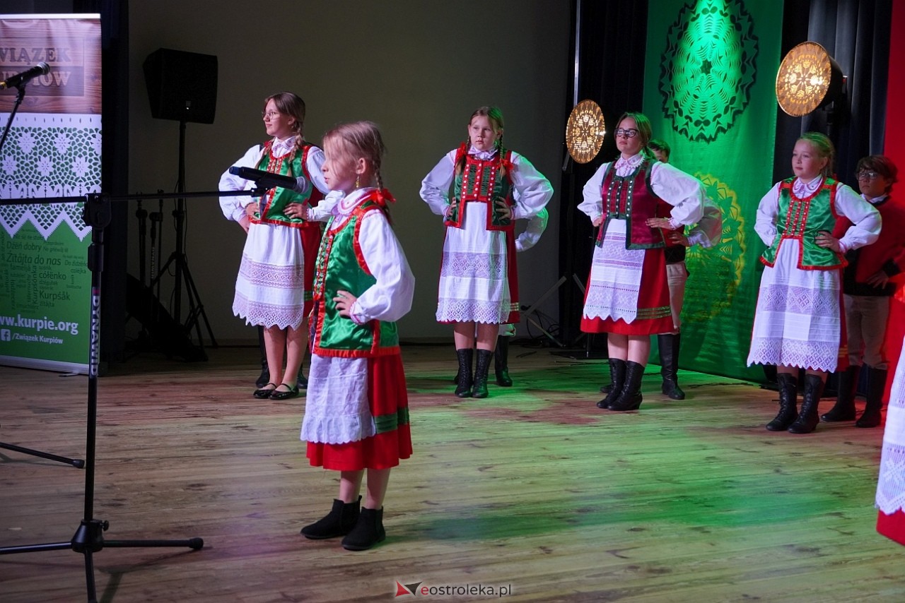 Wesele Kurpiowskie - Festiwal Folkloru Weselnego: Spotkanie Kurpiów Kurpśe w kómpańïjï i „Wypyty” w wykonaniu Teatru Obrzędowego „Carniacy” z Czarni [13.06.2025] - zdjęcie #41 - eOstroleka.pl