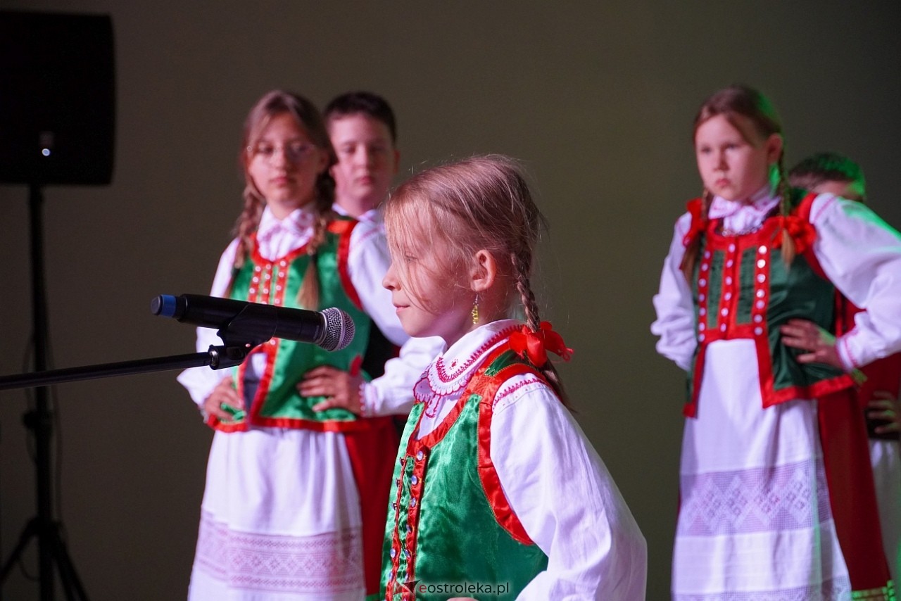 Wesele Kurpiowskie - Festiwal Folkloru Weselnego: Spotkanie Kurpiów Kurpśe w kómpańïjï i „Wypyty” w wykonaniu Teatru Obrzędowego „Carniacy” z Czarni [13.06.2025] - zdjęcie #40 - eOstroleka.pl