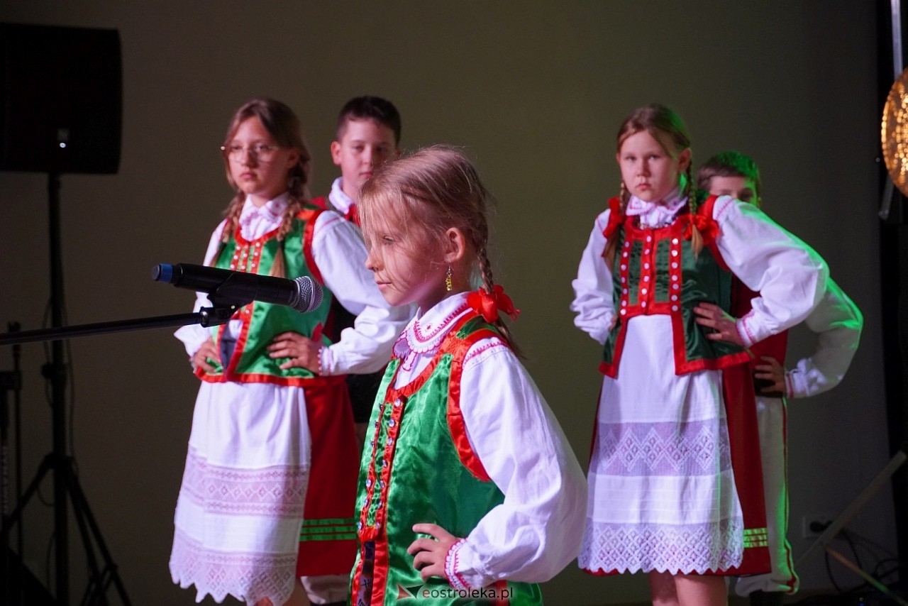 Wesele Kurpiowskie - Festiwal Folkloru Weselnego: Spotkanie Kurpiów Kurpśe w kómpańïjï i „Wypyty” w wykonaniu Teatru Obrzędowego „Carniacy” z Czarni [13.06.2025] - zdjęcie #39 - eOstroleka.pl